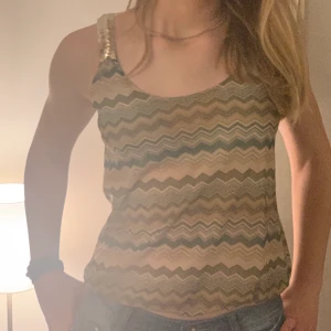 Missoni liknande linne - Säljer detta fina linne med missoni liknande mönster och glitter detaljer vilket är riktigt snyggt. Jätte fint skick.💕 Skriv privat för fler frågor! TRYCK INTE PÅ KÖP NU!