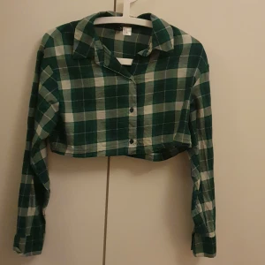 Croppad skjorta - Använd 1 gång till en uppvisning. Frakten är inräknad i priset!!