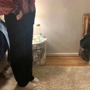 Kostymbyxor - Kostymbyxor är ju toppen året runt och passar till allt! Dessa kostymbyxor är i super fint skick!💕 Skriv privat vid fler frågor! TRYCK INTE PÅ KÖP DIREKT TACK!