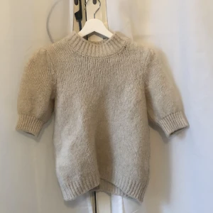 Stickad t-shirt - Stickad t-shirt med puffärmar!