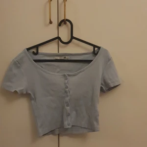 Ljusblå tröja - Aldrig använd Lite stor i storleken. Frakten är inräknad i priset!!