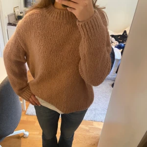 Stickad tröja - Säljer denna superfina stickade tröjan från Zara. Syns inte så bra på bilden men den är i en jättefin rosa färg. Endast använd 2-3 gånger, och alltså i väldigt bra skick. Storlek S men passar även M. DM vid intresse!!💕 (köpare står för frakt)