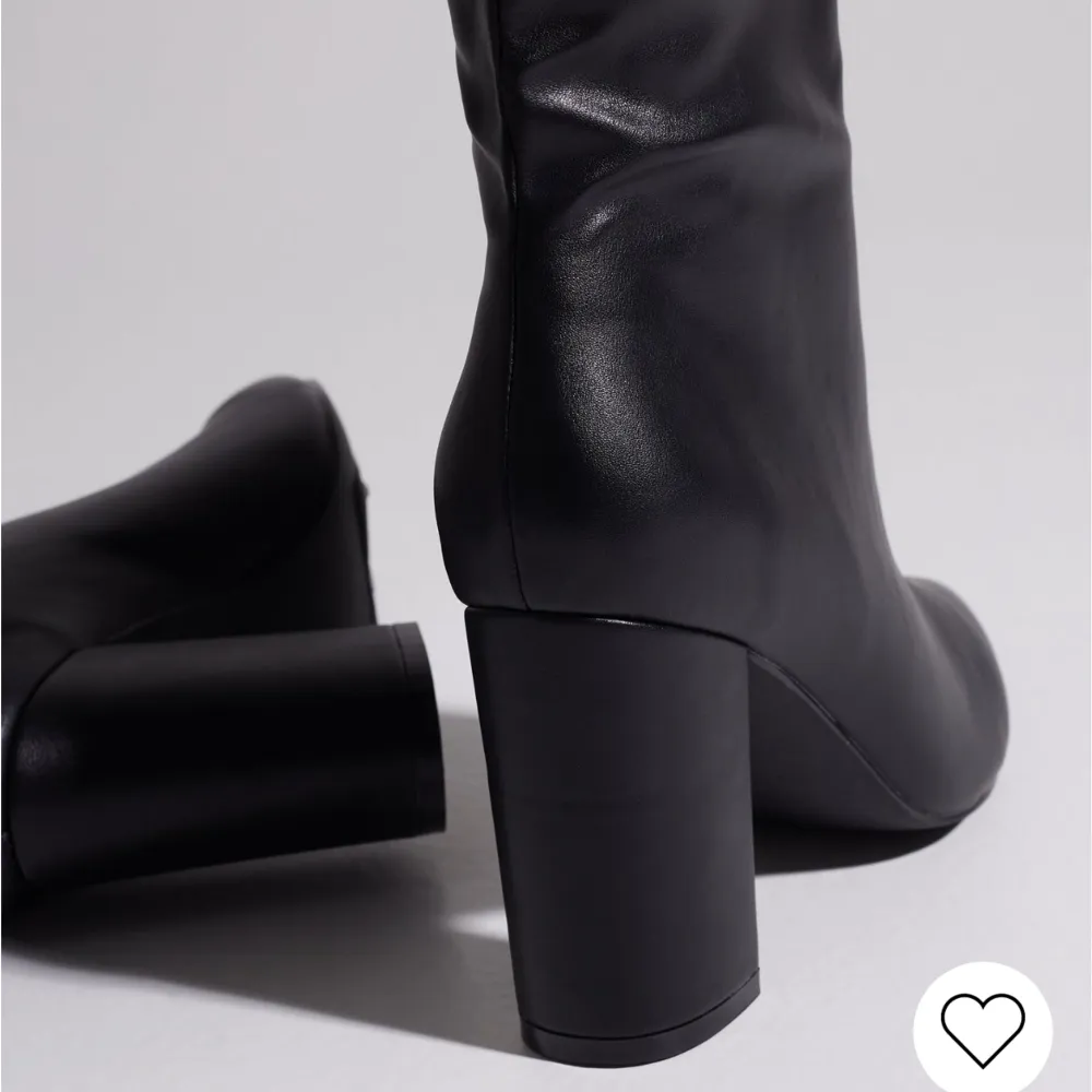 Säljer mina boots från Nelly. Aldrig använda. Endast testade. Väldigt bekväma och har en normalhög klack.  Ord pris: 799 kr.  . Skor.