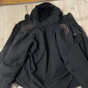 North bend vinterjacka - Säljer en jätte fin NORTH BEND vinterjacka. Varm och skönt. Original pris är ca 1000kr. strl L. Koppar färgat på alla dragkedjor och något märke på axlarna. Jag ansvarar ej över slarvfel i posten