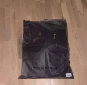 Sail racing jacka  - Jag väljer att sälja min fina sailracing jacka som är i helt ny skick och är knappt använd, kommer i original påse. Pris kan diskuteras 