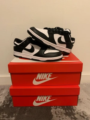 PANDA DUNKS st, 43 | 44,5 - WTS PANDA DUNKS STORLEK - EU 43 / US 9.5 | EU 44,5 / US 10.5 OANVÄNDA MED KVITTO. Finns att hämta i Malmö, annars betalar köparen för frakt.