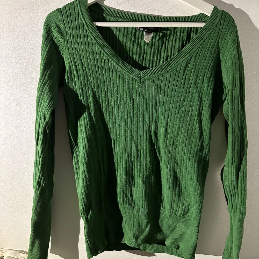 Långärmad grön tröja i bra skick (förutom ett mindre hål, se bild) Perfekt för våren!! 🌸. Toppar.