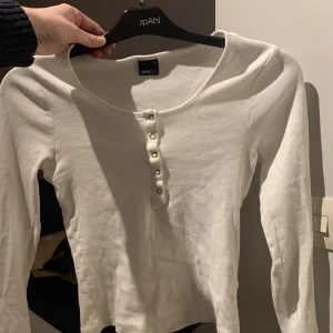 Långärmad tröja - Vit långärmad tröja från Ginatricot 🤍
