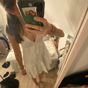 zara klänning - säljer min zara klänning som var jätte populär i sommras, jättegullig och perfekt till skolavslutningen och sommaren!💘
