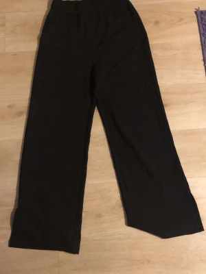 Svarta byxor  - Bra skick, aldrig använda. Köpt på h&m för 175kr. Köparen står för frakten