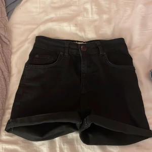 Shorts - Svarta och blåa shorts 40 kr styck💗 De svarta är i storlek 34 och som blåa i storlek xs💕båda äe från gina