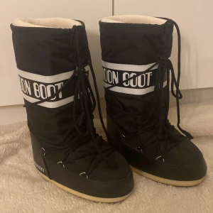 Moonboots  - Svarta höga moonboots! Säljer då dem inte kommer till användning!🥰