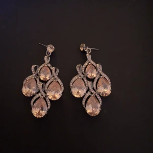 Swarovski örhängen - Ursnygga stora peachiga Swarovski örhängen köpta i L.A 