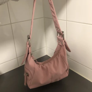 Rosa lila handväska  - Smidig och söt hand/axelväska i rosa lila färg ✨knappt använd. Frakt tillkommer på 54 kr 