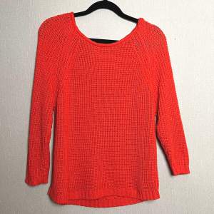 En röd stickad tröja från Monki i fint använt skick. Perfekt vinter och vårplagg!