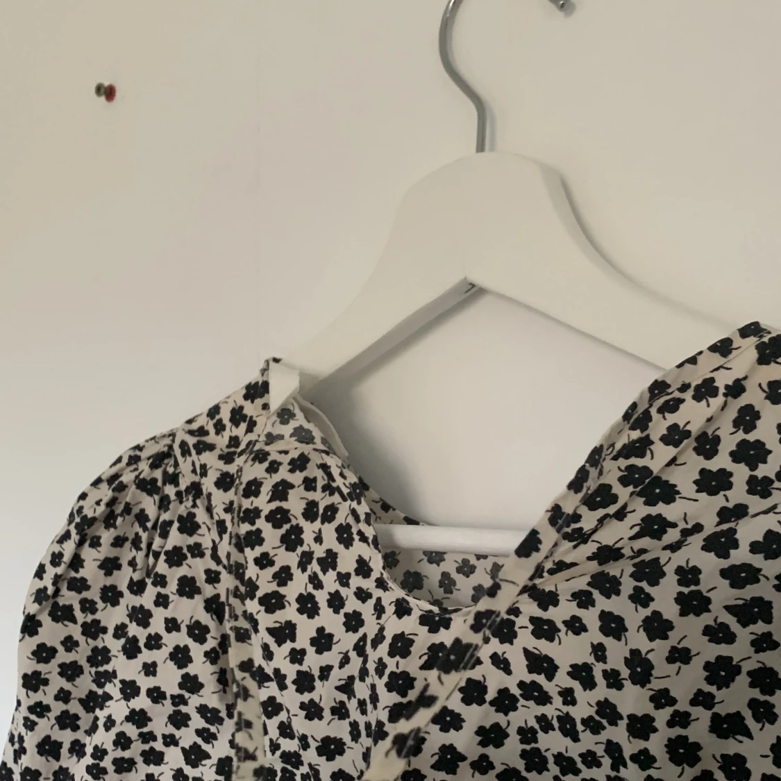 Blommig topp med ballongärm - 90