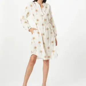 Säljer denna helt nya och oanvända klänningen från Lindex. 100% bomull. Prislapp finns kvar. Nypris 499. Säljer för 400+frakt💕
