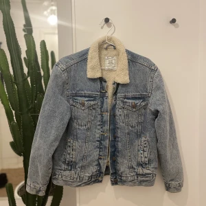 Jeansjacka Teddy Boxy - Oversize modell vid axlar/överdel. Snygg jeansjacka fodrad med Teddy som värmer. 