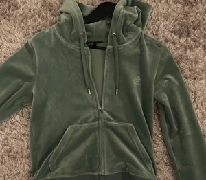 Juicy contoure  - Juicy kofta i storlek s jätte bra skick exakt så som jag köpte den. Den är köpt i johnells för ungefär en månad sen. De är den ljus gröna färgen.