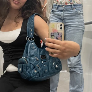 Blå väska - Superrymlig väska i oanvänt skick❤️ nypris ca 750kr från en dansk läderbutik. Kommer med ett axelband man kan sätta fast (RÅKADE AKTIVERA BUDGIVNING MEN DEN GÄLLER EJ!)