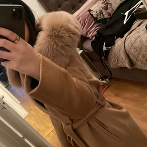 Hollies kappa med äkta päls  - Använd knappt 2-3 gånger  Köpt från johnells för 6000kr Buda från 2000kr och uppåt  Storleken är 40 men passar även 38