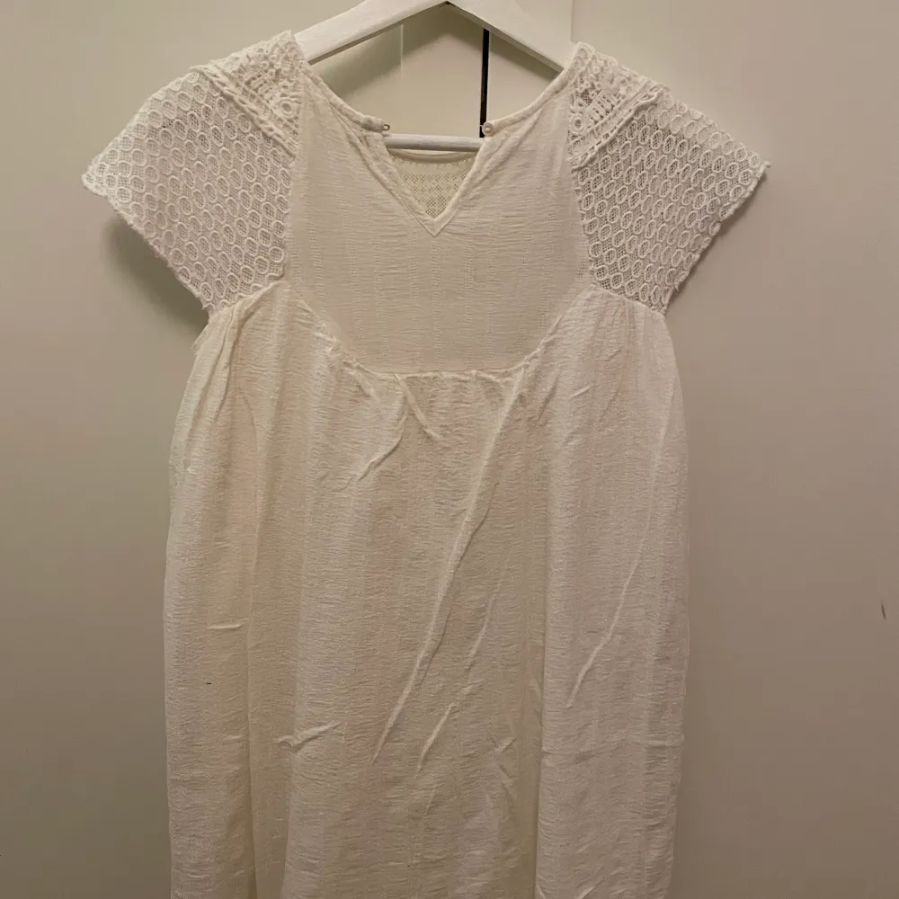 Vit klänning perfekt till sommaren 👌🏻🤩 köpt på plick storlek S. Klänningar.