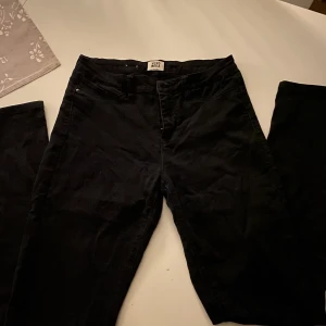 Jeans Veromoda (strl. L) - Svarta jeans från Veromoda i storlek Large. OK skick och kan användas mycket till! Långa byxor. Nypris ca 300-400kr. Pris kan alltid diskuteras!