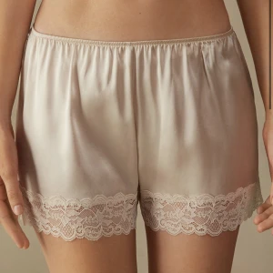 Intimissimi shorts  - Intimissimi shorts i storlek M, oanvända!! Färgen är i Nude - 2208 Rosa silke. Köpte de nya för 359kr tänker mig 250kr 