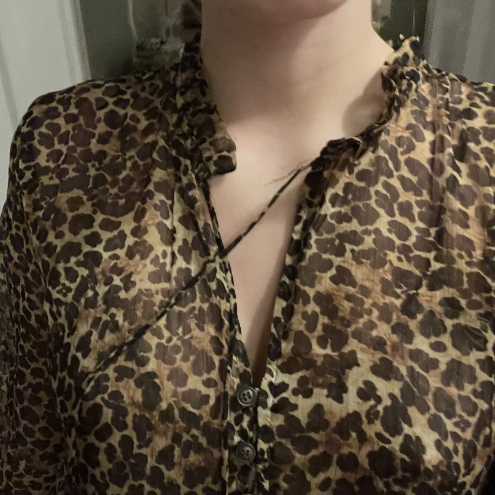 Leopardklänning från zara, använd 1-2 gånger. Knytning vid halsen som man kan knyta eller bara ha öppen. Inkluderar en beige underklänning.. Klänningar.