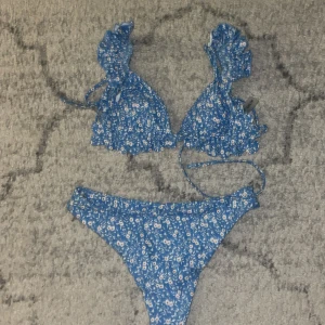 Bikini - Jätte fin blommig bikini ifrån shein som jag säljer eftersom den är Förstorare för mig, ALDRIG ANVÄND! Säljer hyfsat billigt då jag inte stöttar detta märke längre!❤️Frakt inräknad!