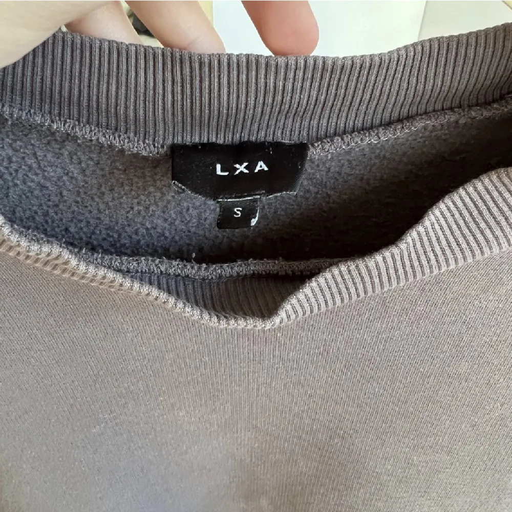 Säljer denna bekväma tröjan från LxA då jag inte använder den längre. 💕man får stå för frakten. Toppar.