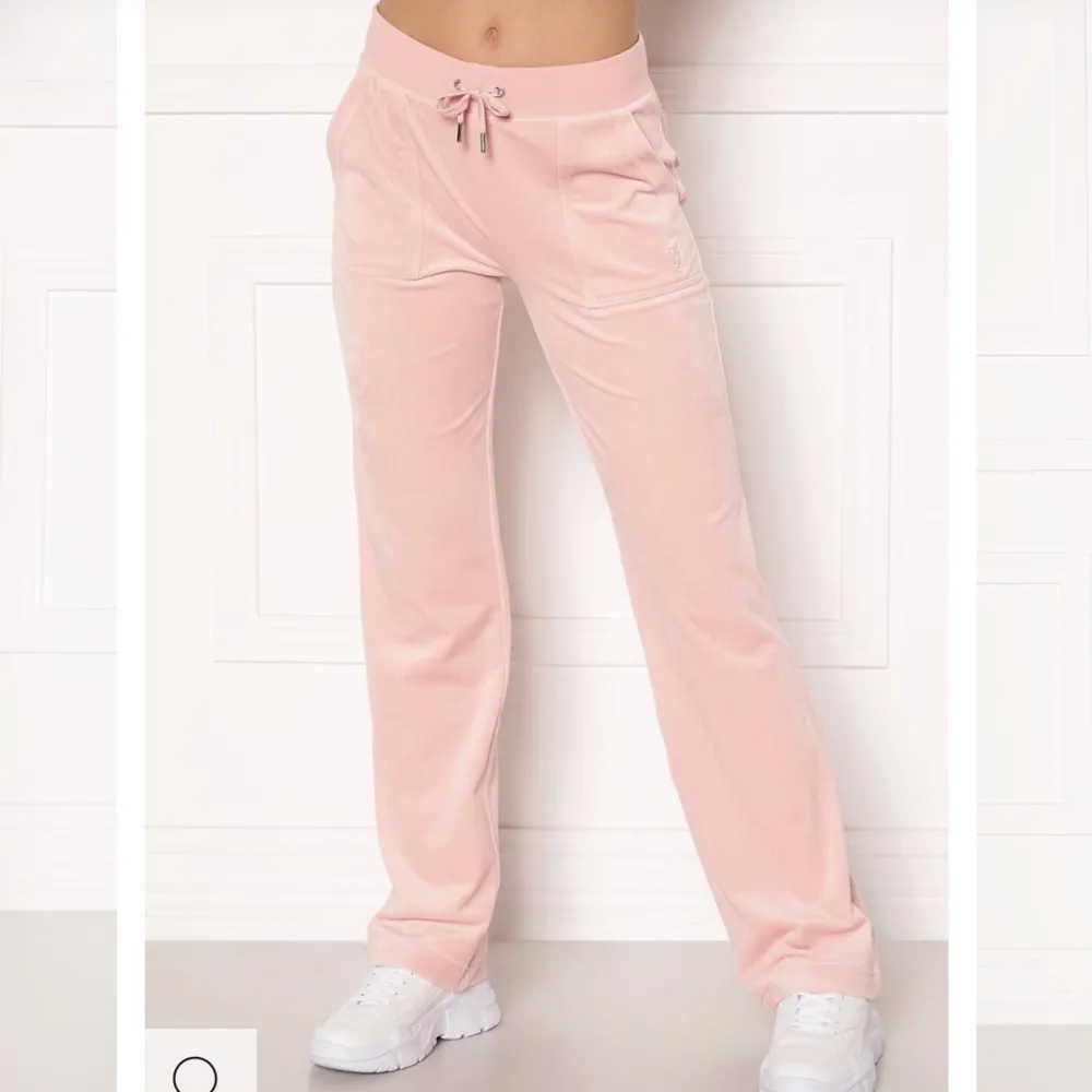 Säljer mina Juicy Couture i xs. Använda 2 gånger. Färg: Pale pink. Jeans & Byxor.