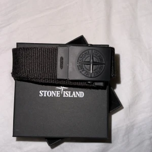 Stone island bälte  - Detta är ett stone island bälte. Det är i väldigt bra skick. De är 100 cm långt och 3,5 cm brett. Jag kommer sälja detta för 1000 kr. Skriv privat för mer bilder och frågor och pris kan diskuteras. Och har tyvärr inte kvitto men bältet är från mythresa.