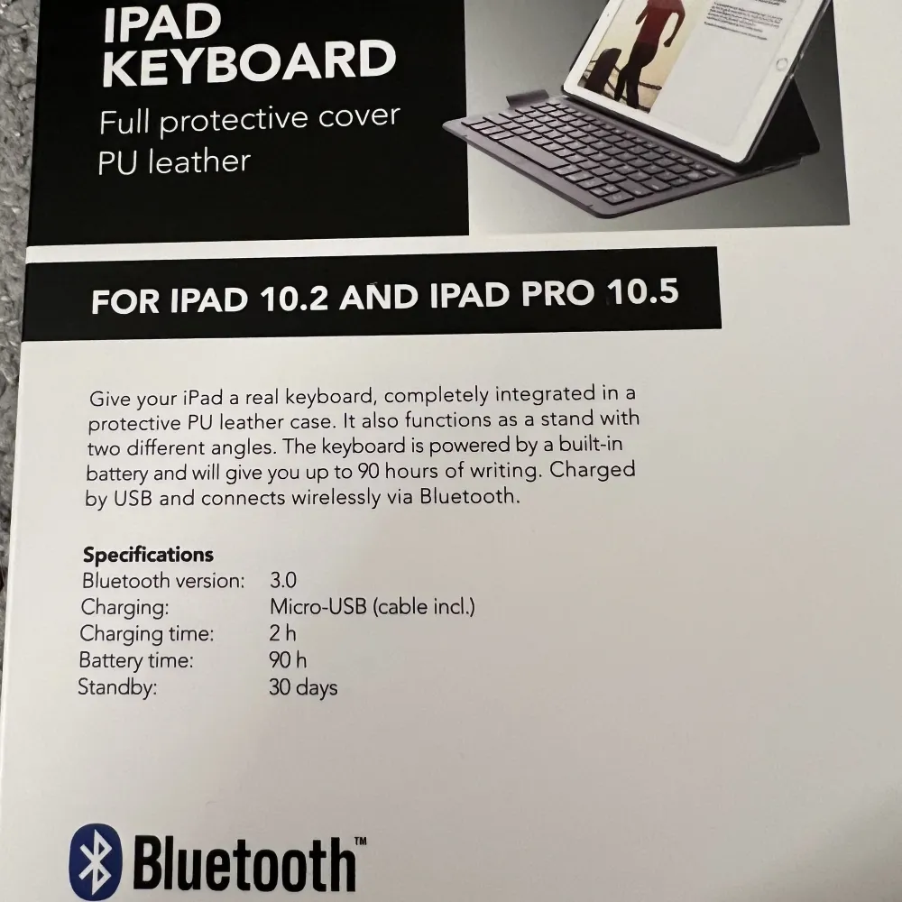 Säljer mitt tangentbord (Bluetooth) till min iPad då jag bara använder datorn när jag skriver. Köpt på Kjell och company för 500kr. Passar IPad 10,2, Pro 10,5 och Air 2019. Ena hörnet är sprucken. Skriv för fler bilder och information! . Övrigt.