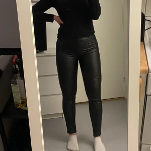 Skinnbyxor NA-KD - Använda max 10 gånger, säljes då de aldrig kommer till användning. Storlek M men passar både S och M. Säljes självklart nytvättade!