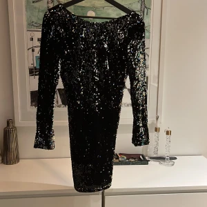 Paljettklänning  - Stilren och snygg paljettklänning, använd en gång.