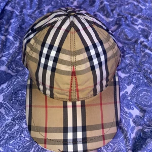 Burberry Keps - Säljer min burberry keps i storlek M. Den är dock lite sliten på Framsidan förutom det så är den i bra skick.  Denna modell säljs inte längre i butik, pris går att diskutera! Äkta såklart!