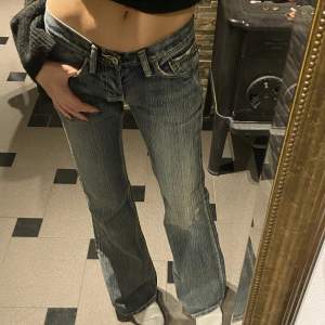 Vintage lowwaist jeans bootcut. Midjemått 74 cm och 82 cm innerbenslängd 🫶🏽är 170 cm lång!