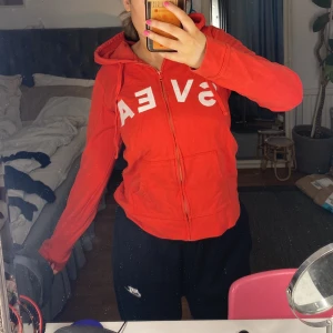 Hoodie - Röd kofta från Svea. Är i väldigt bra skick. Står inte vilken storlek men passar mig som har S.