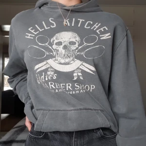 Hells kitchen hoodie - Cool hoodie i strl L. Bild nr 1 stämmer bäst överrens med färgen på plagget!