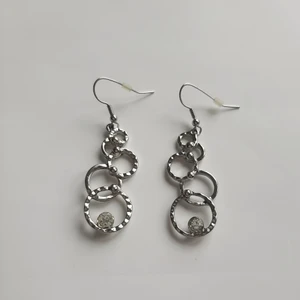 Silvriga örhängen - Säljer dessa örhängen då de knappt har blivit använda. Jag rengör och spritar alla smycken innan de paketeras, de pakas även med bubbelplast. Det är pris + frakt.