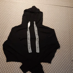 Svart stickad hoddie M - Huvtröja i tunt stickat material.