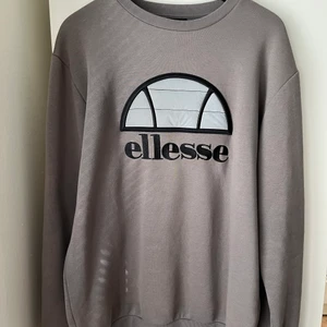 Ellesse hoodie strl M - Säljer nu min Ellesse hoodie då den inte kommer till användning längre. Använd ett fåtal gånger bara. Väldigt fint skick 9/10. Är en reflex på framsidan. 