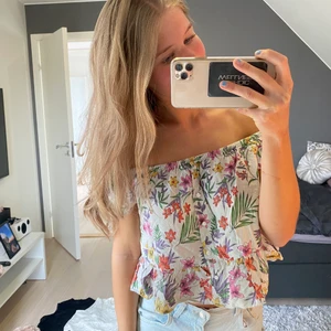 Blommig sommartröja  - Söt blommig sommartröja köpt i Spanien💖