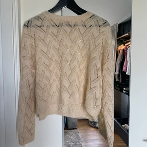 Tröja - Beige lättstickad tröja från shein. Funkar att ha me bara bh under eller med linne etc.