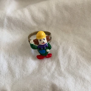 Clownring 🤡  - Söt clownring vars storlek går att justera! Knappt använd :)