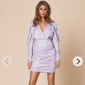 Adoore - Önskas byta denna klänning eller sälja för bra pris. Amalfi dress lila från adoore storlek 36 mot storlek 38 då 36 var för liten för mig! Kontakta mig gärna vid byte eller köpa vid bud  💜