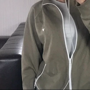 tunn jacka/hoodie/cardigan  - Supermysig sommarjacka. Storlek M men skulle säga att den passar typ alla storlekar beroende på hur man vill att den ska sitta😆 Bra skick och fin färg! Jag står för frakten! ❤️