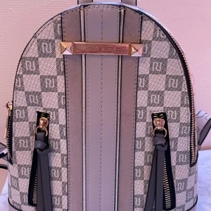 Oanvänd väska från River Island  - Jag har inte använt den här väskan . Jättefin väska utan fläckar , utan skador. Träffas i Tyresö/ T-centralen   