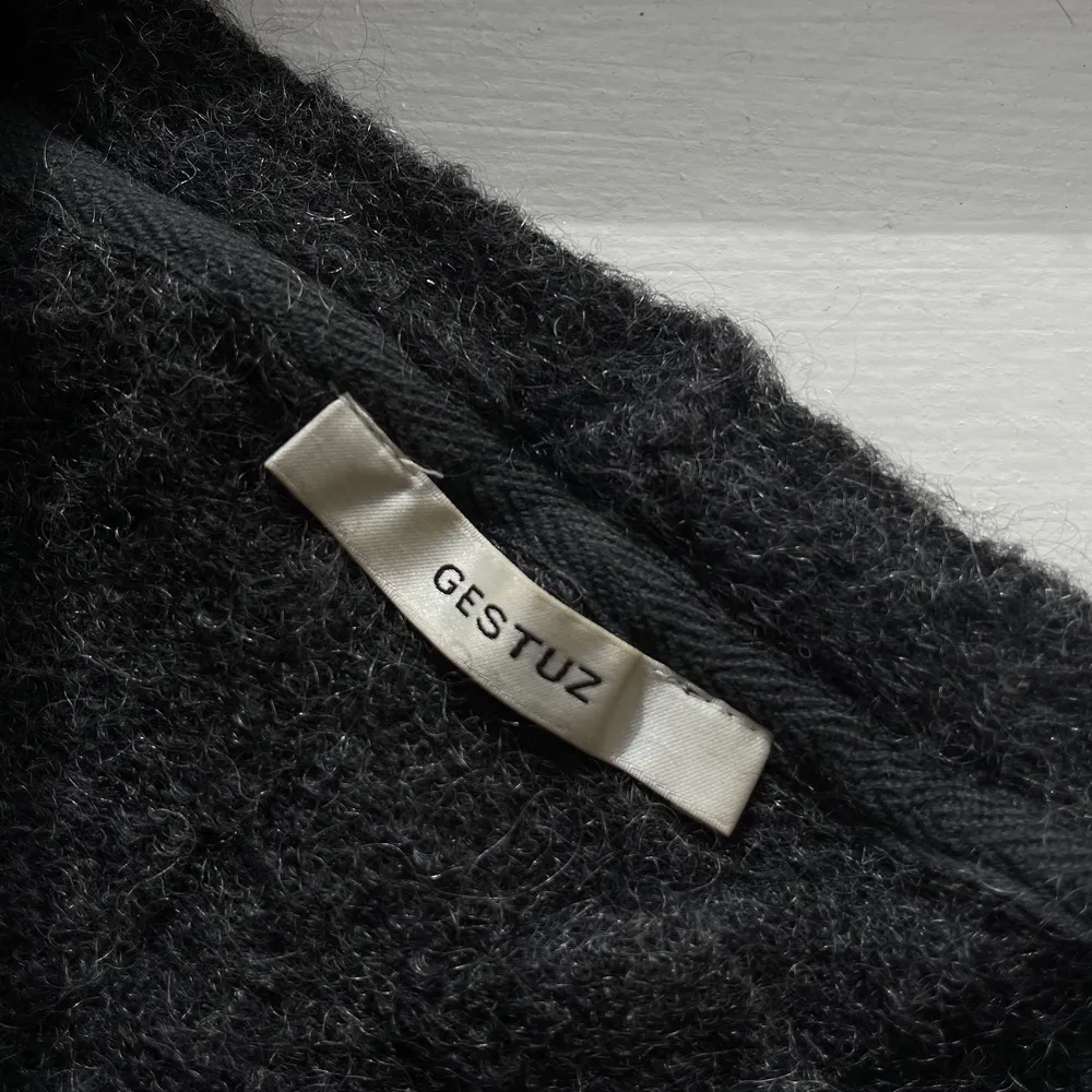 Gestuz ’Oba Mohair Wool Mix Short Belted Cardigan’ är en wrap tjocktröja utan knappar med fickor och bälte. Plagget är i fint skick. Köptes för 2300Kr. Säljer vidare för 1100Kr. . Tröjor & Koftor.